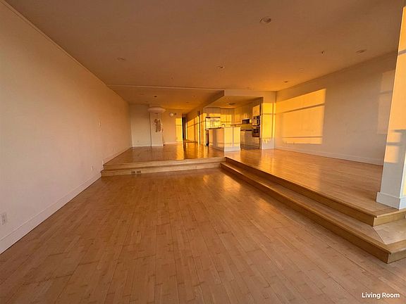 2nd image of 125 Divisadero St
