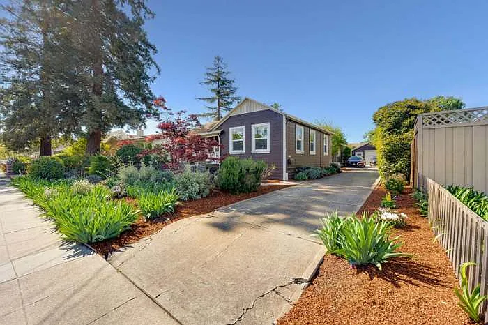 798 Hudson St — Photo 3