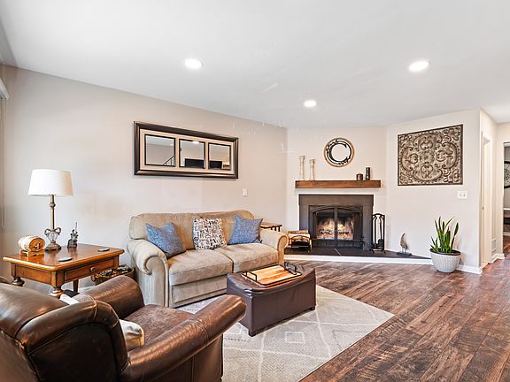 BEAUTIFUL LIVING ROOM WITH FIREPLACE