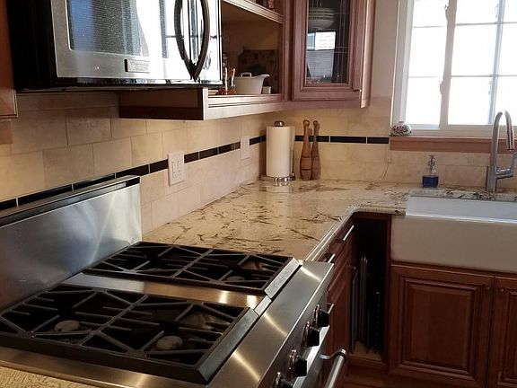 KITCHEN WINDOW & FARMHOUSE SINK!