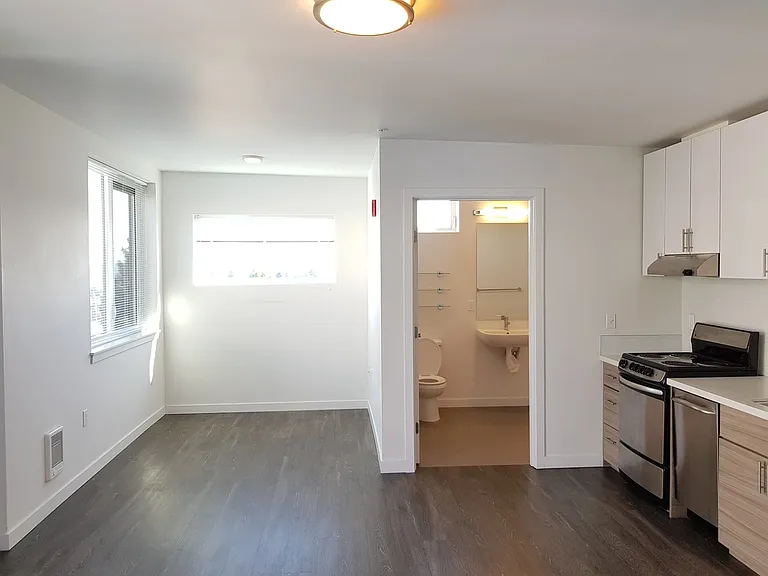 Hamilton- Your Bright, Modern City Home! — Photo 24