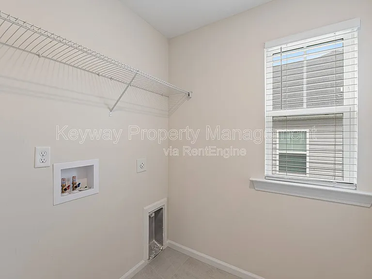 585 Hampton Dr — Photo 15