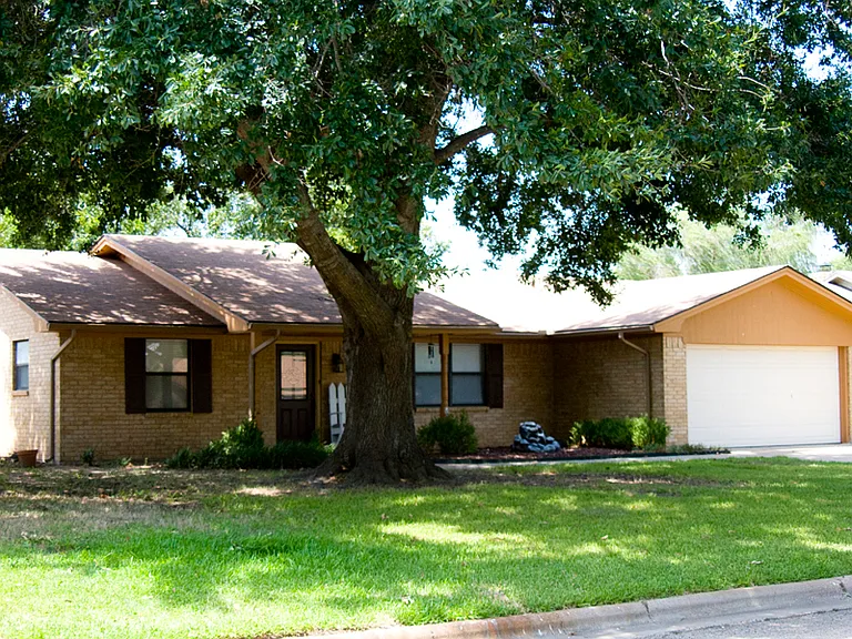 1344 Inglewood Dr — Photo 1