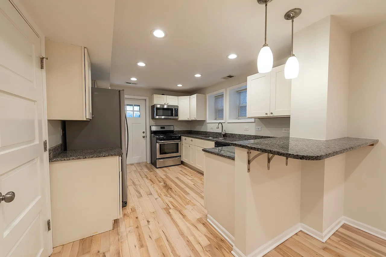 2 bed, 1000 sqft, $1,650 — Photo 3