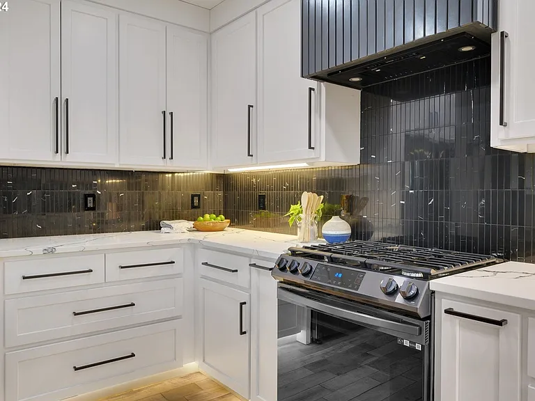 1403 SW Broadway Dr — Photo 23
