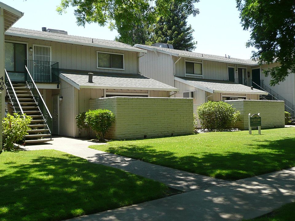 Front of Courtyard Apartments