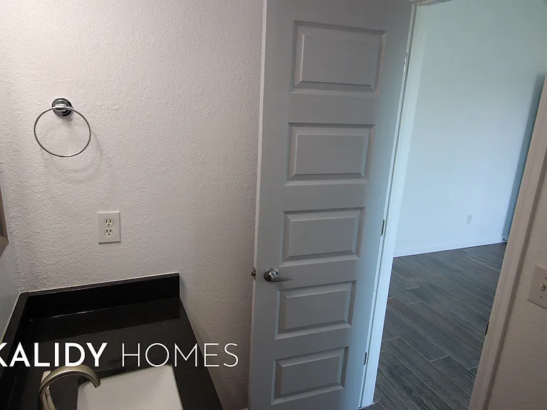 1400 Buena Vista Cir — Photo 21