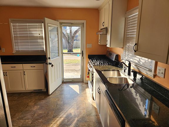 4th image of 1110 Sherwood Dr