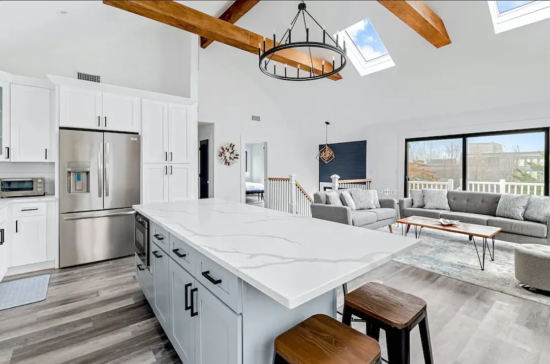 Full Renovated 5-Bedroom, 3-Full Bath, Pool, walk to beach, resta — Photo 3