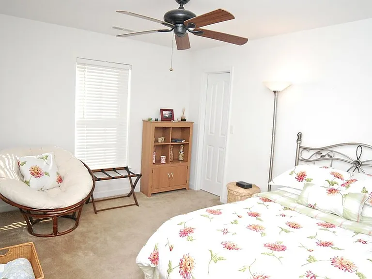 Bedroom 2- Full size with closet