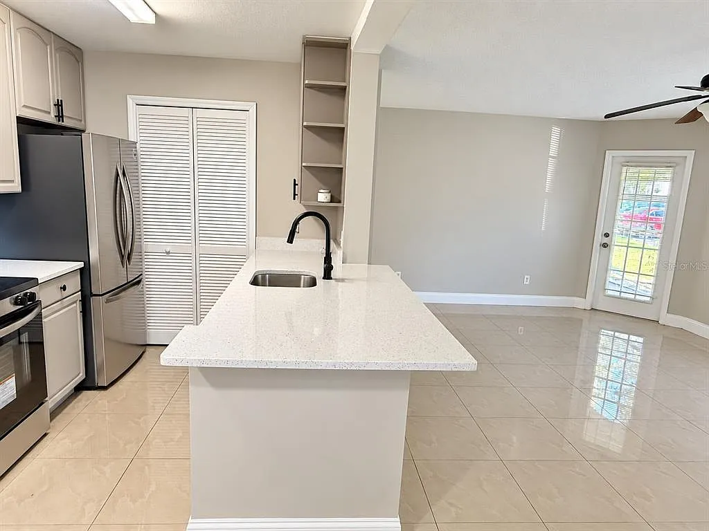 1 bed, 1.0 bath, 722 sqft, $1,399 — Photo 2