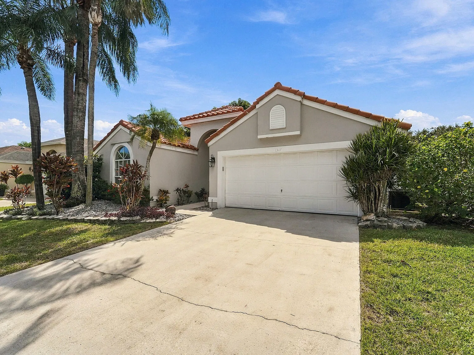 3 bed, 2.0 bath, 1808 sqft, $3,300 — Photo 3