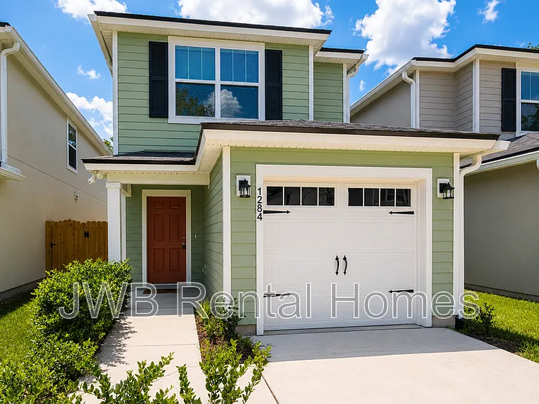 1284 Pangola Dr — Photo 1