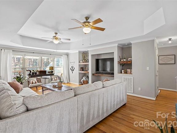 3rd image of 198 Oakwood Dr