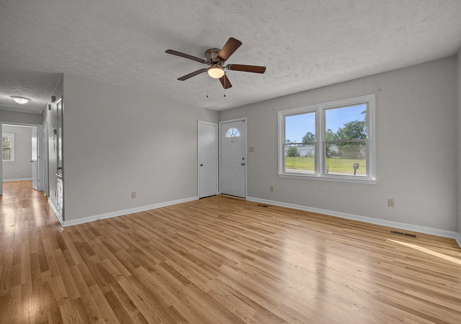Newly Renovated 3 Bed/1.5 Bath — Photo 4