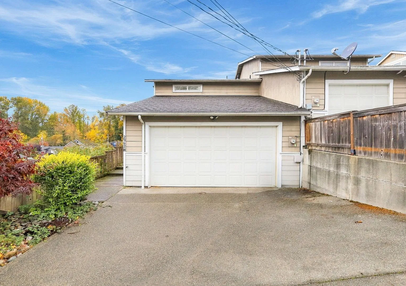 Comfortable Tacoma Rental Home with Fireplace, Deck, and 2-Car Garage — Photo 2