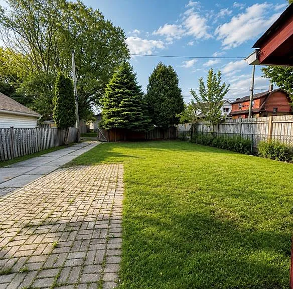 3669 Queen St — Photo 10