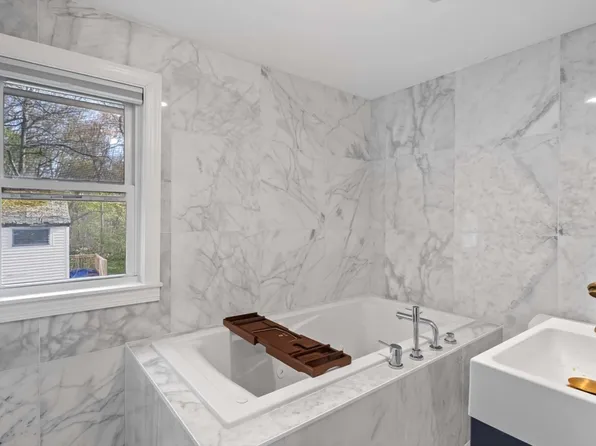 7 Darrow St, Worcester, MA 01606