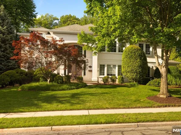 8 Church Ct, Closter, NJ 07624