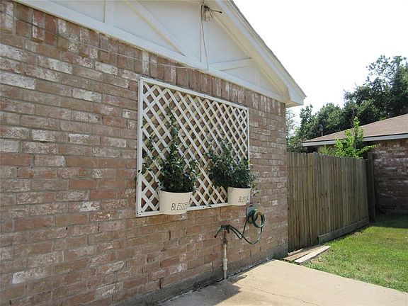 3rd image of 1014 Surrey Ct