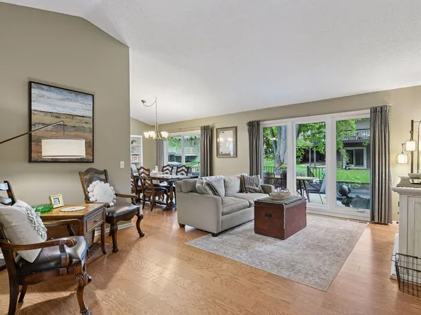 5248 Overlook Dr, Bloomington, MN 55437