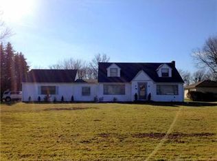 98 Meadowbrook Rd, Hermitage, PA 16148