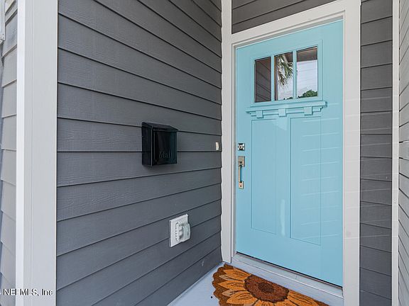 3rd image of 906 2ND Avenue N