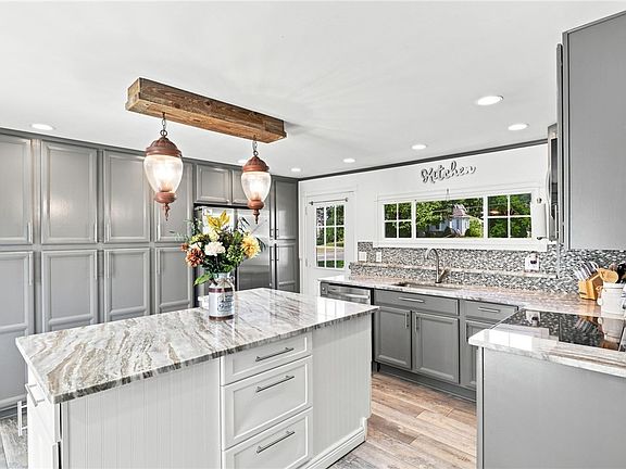 3rd image of 1190 Hook Rd