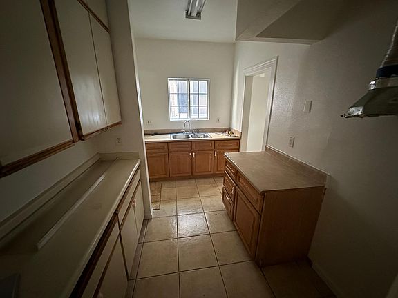 2nd image of 331 N Mariposa Ave