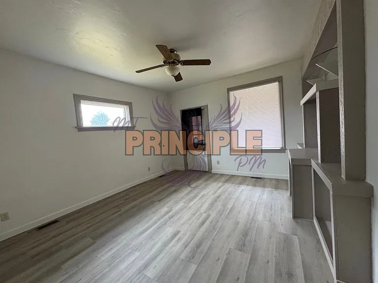 2037 Whitman Ave — Photo 2