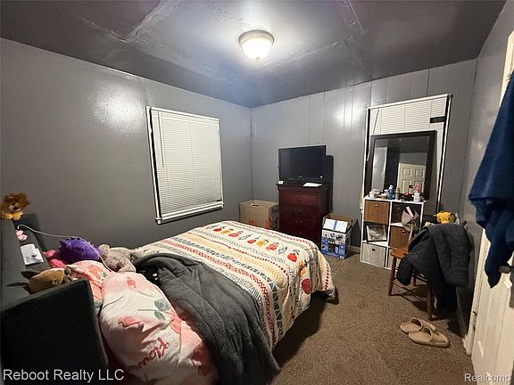 4th image of 22341 Lyndon St