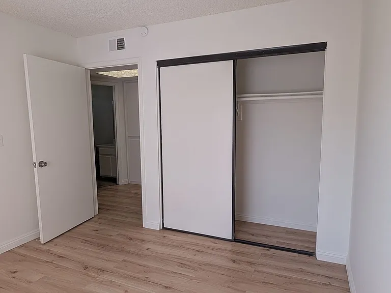 2501 W Grand Ave #6 — Photo 3