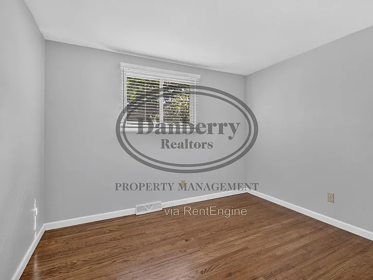 6946 Kinsman Dr — Photo 20