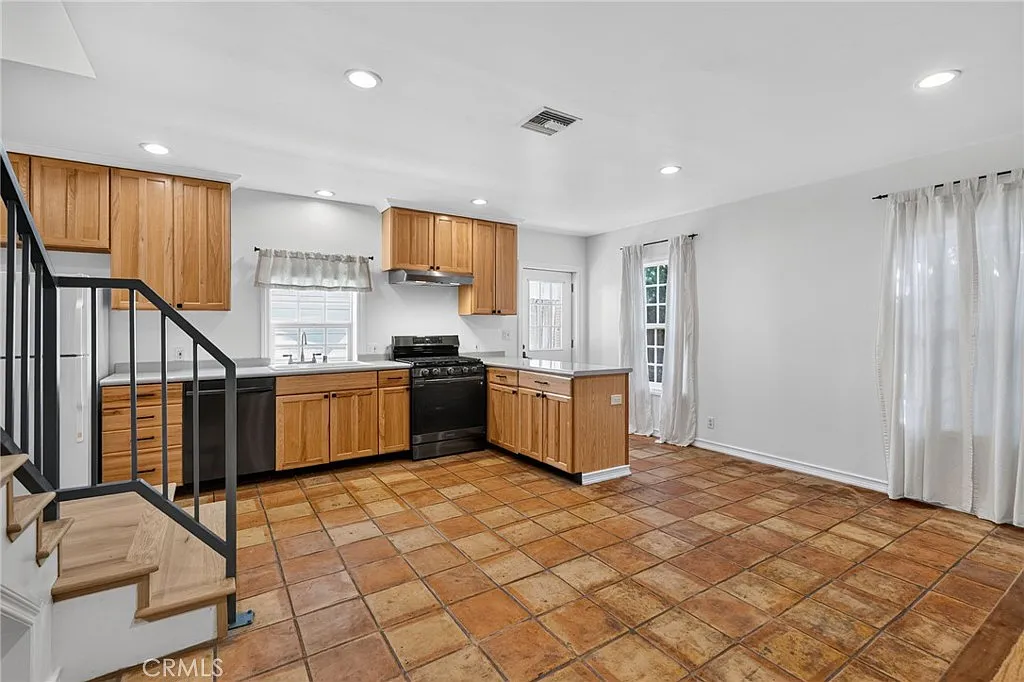 2 bed, 1250 sqft, $4,500 — Photo 3