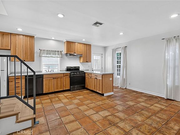 3rd image of 4151 Farmdale Ave