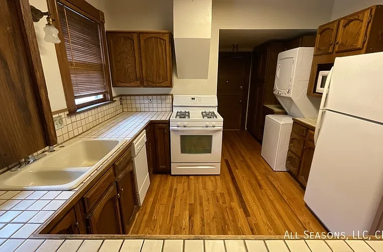 418 E Dale St — Photo 5