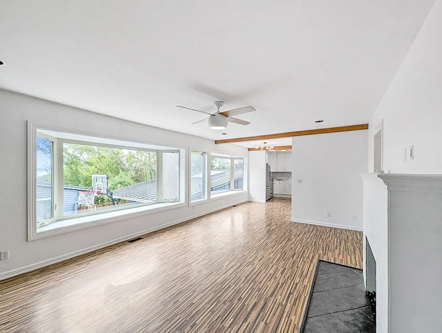 Seattle Gem: Luxurious 2-Bed Oasis with Hot Tub, Garage, and Prime Location — Photo 3