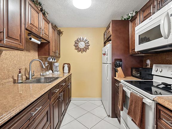 3rd image of 2059 Newport #2059