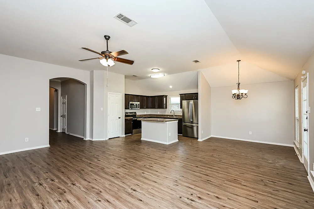 3 bed, 2.0 bath, 1658 sqft, $2,175 — Photo 3
