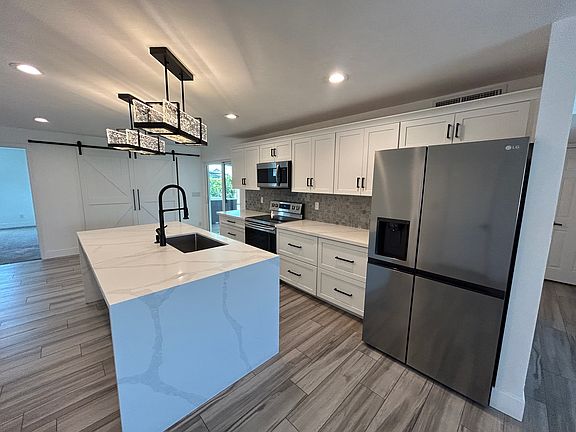 5th image of 3507 E Claire Dr