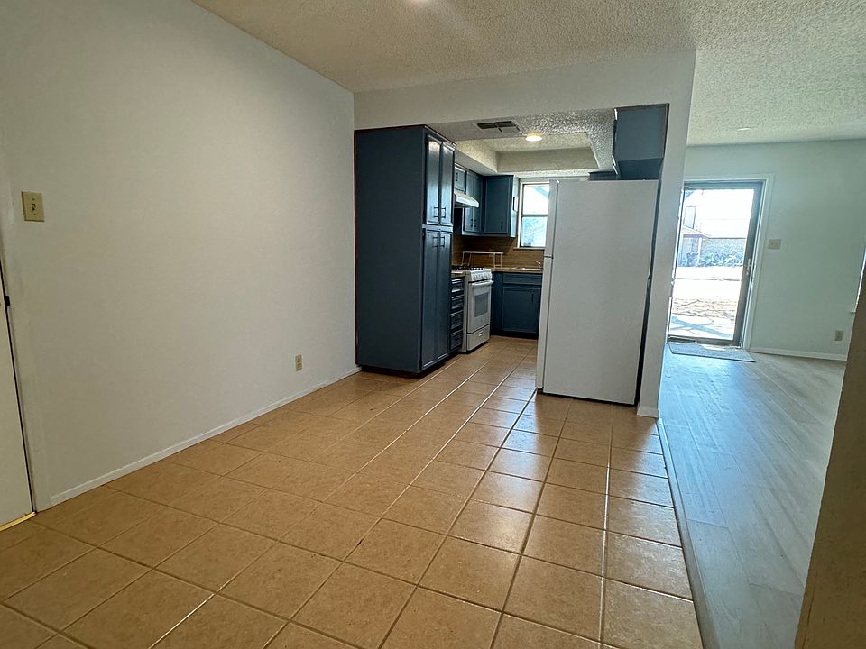 Breakfast area and kitchen