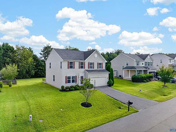 3rd image of 153 Larchmont Cir