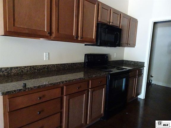 3rd image of 131 Flagstone Dr