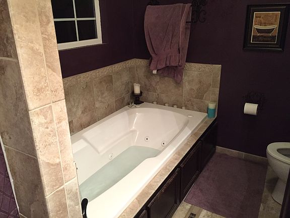 Master Bath Jetted 6' tub