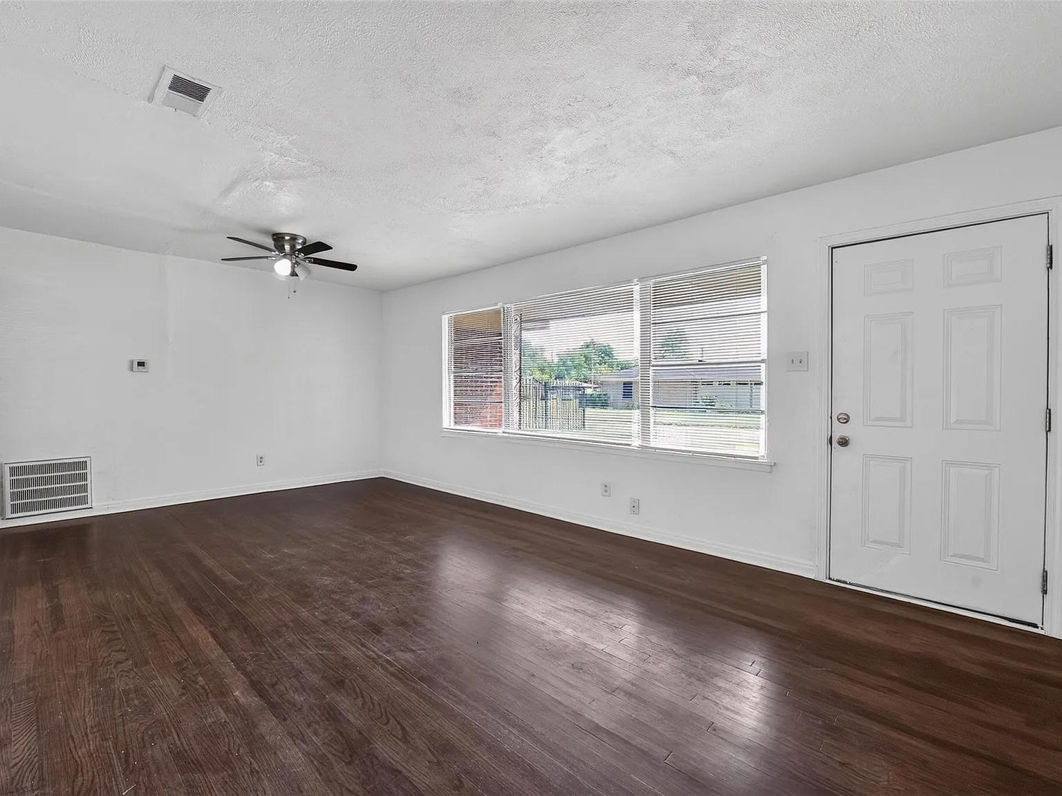 3 bed, 1.0 bath, 1324 sqft, $1,400 — Photo 2
