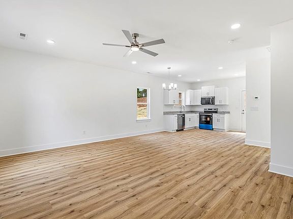 3rd image of 1109 Manly St