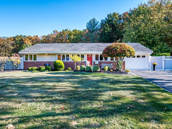 4 Quentin Rd, Kendall Park, NJ 08824