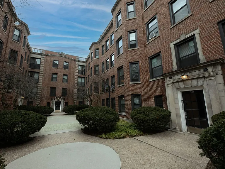 800-810 Michigan — Photo 16