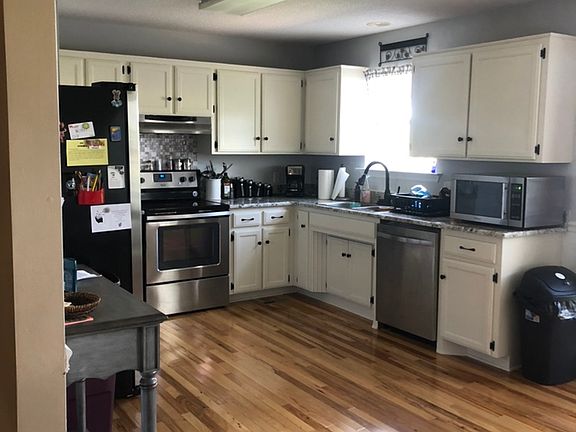 3rd image of 122 Brookfield Cir