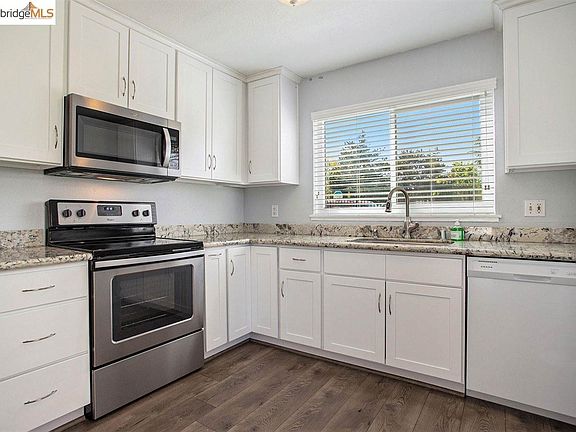 3rd image of 18 Rainier Ln